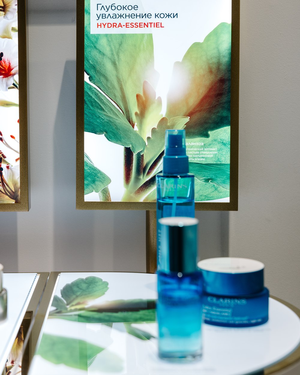 Деталь продуктовой выкладки Clarins Hydra-Essentiel