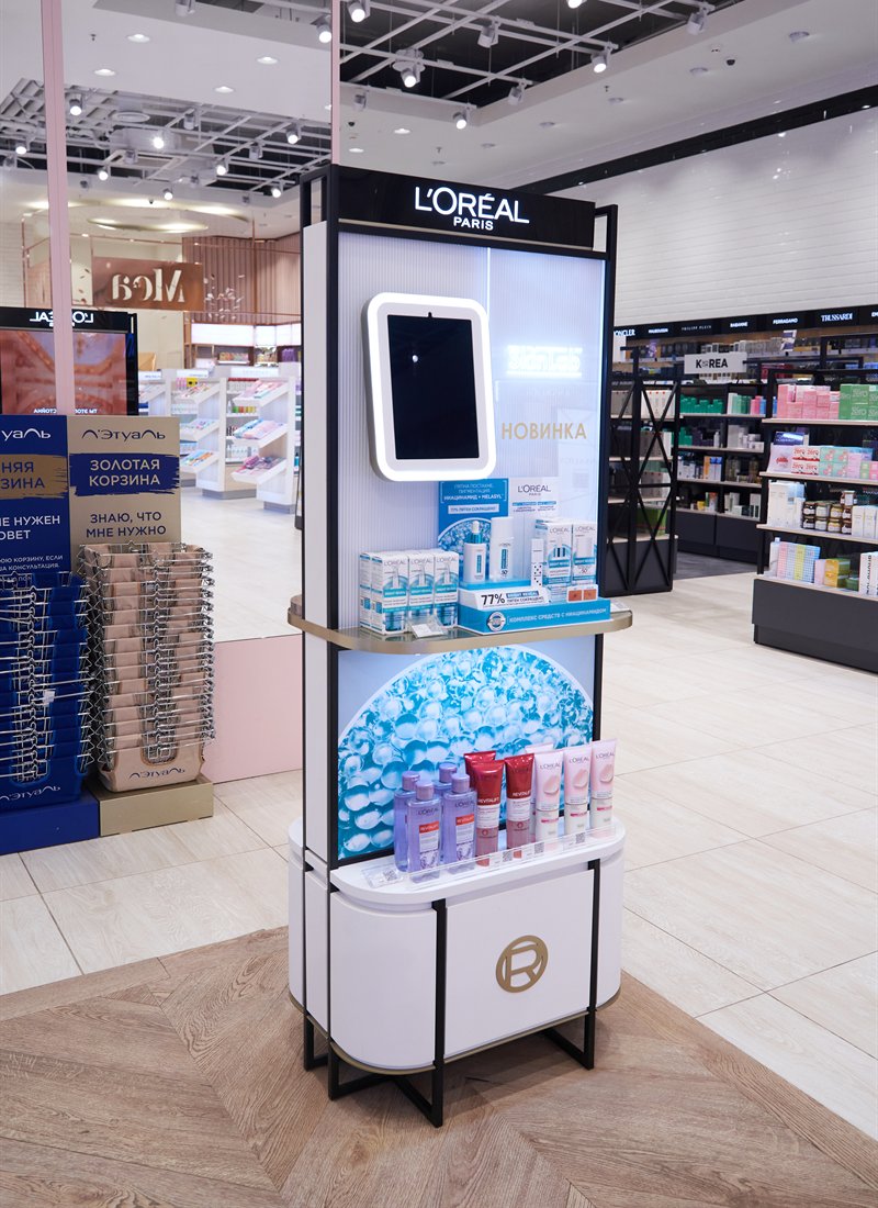 Фронтальный вид торговой стойки L’Oréal Paris в Европолисе