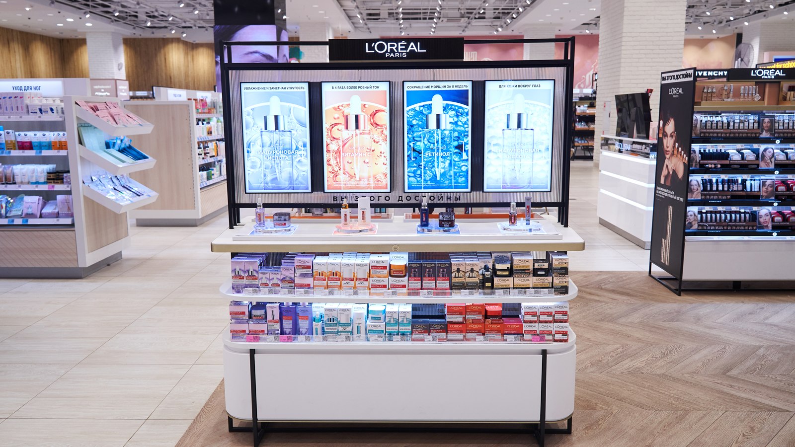 Фронтальный вид торгового оборудования L’Oréal Paris